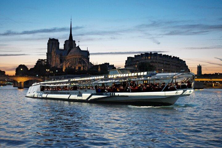 Bateaux Mouches® Valentine's Day Special Dinner Cruise in Paris