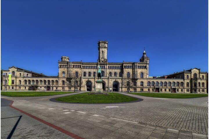 Private Transfer from Hamburg to Hannover with 2h of Sightseeing