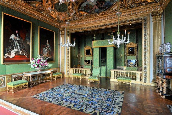 Vaux-le-Vicomte Castle Day Trip with Chateaubus Shuttle