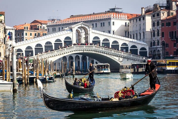 Private Transfer from Milan to Venice with a 2h Stop in Verona