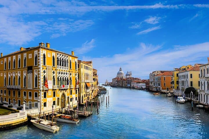 Private Transfer from Milan to Venice with a 2h Stop in Verona