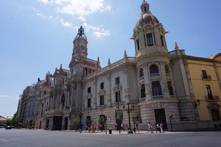 Private Transfer From Barcelona To Valencia With a 2 Hour Stop