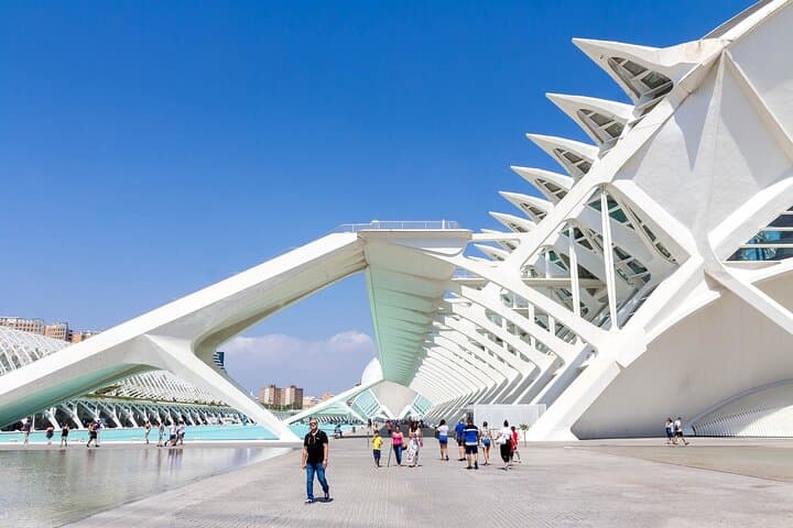 Private Transfer From Barcelona To Valencia With a 2 Hour Stop