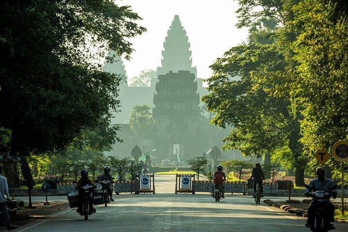 1-Day Angkor Temple Complex plus Banteay Srei Tour