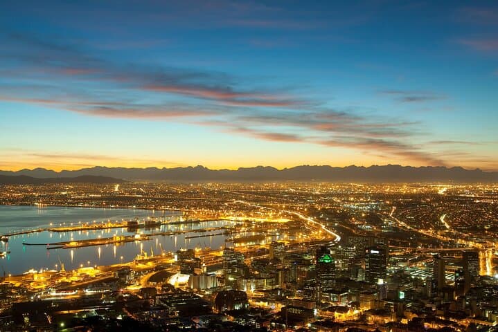 Departure Private Transfer: Cape Town to Cape Town Airport CPT in Van