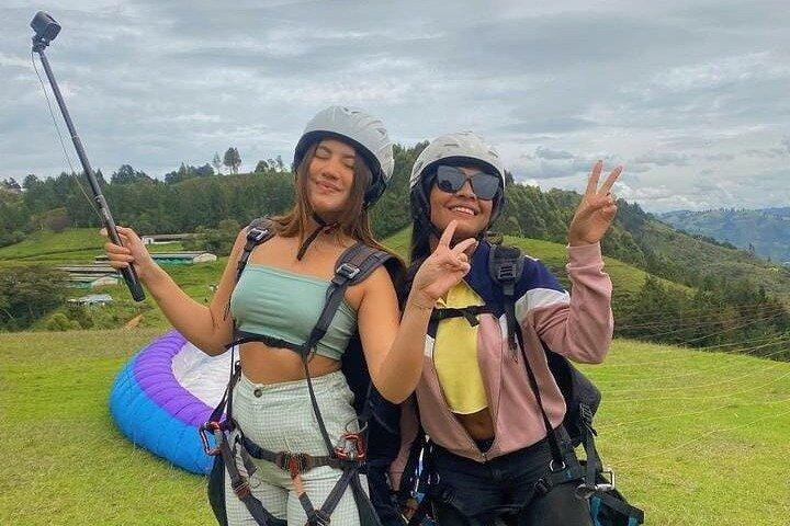 Paragliding over Medellin with HD Video and Pickup