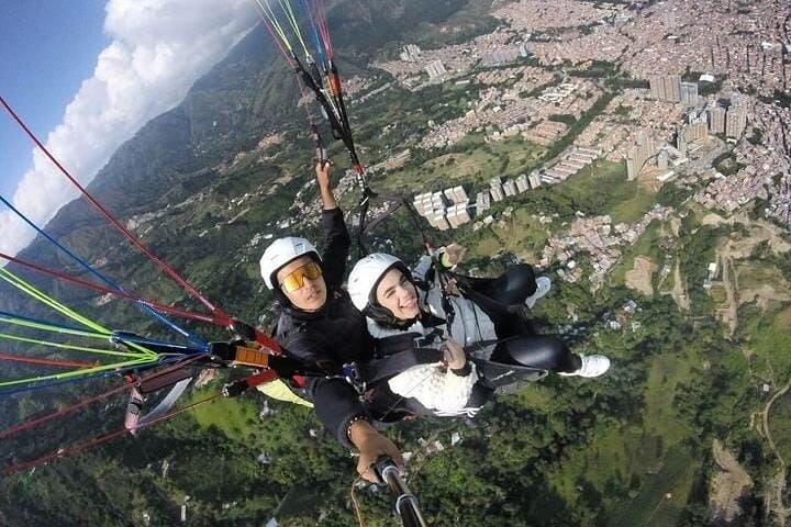 Paragliding over Medellin with HD Video and Pickup