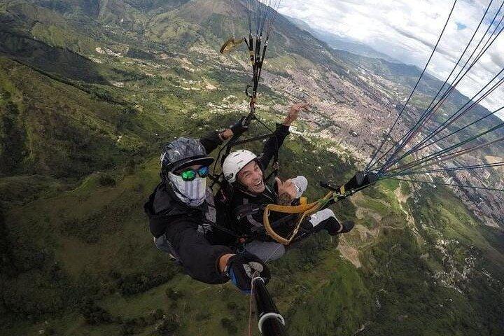 Paragliding over Medellin with HD Video and Pickup