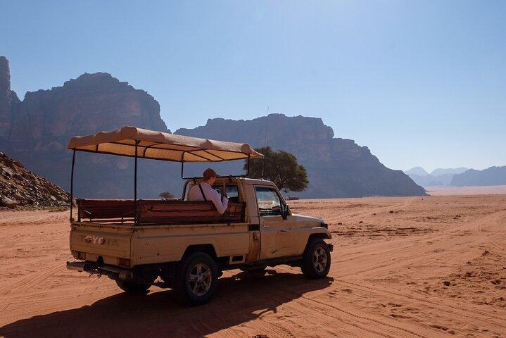 4 hours Jeep tour in Wadi Rum with Bedouin guide. Including lunch, water and tea
