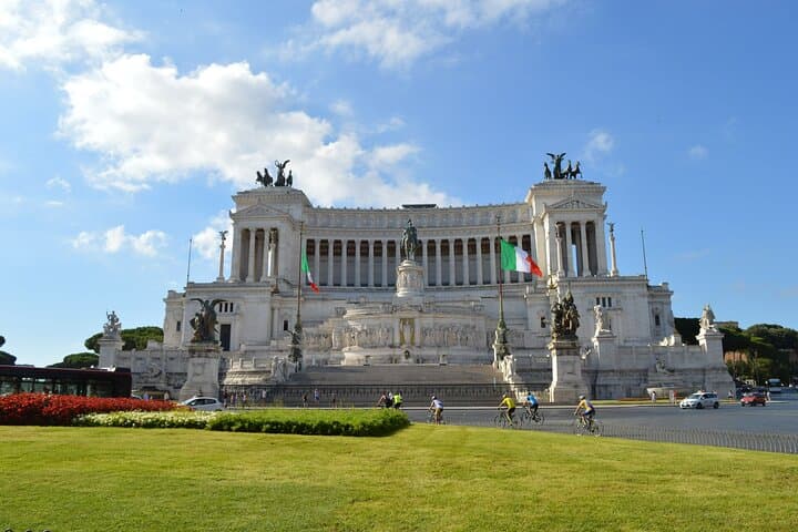 Rome walking tour: Churches, Squares and Fountains