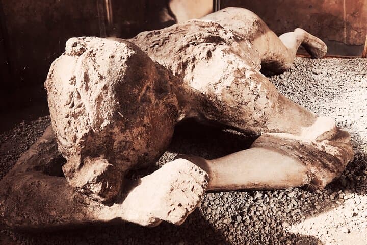2 Hours Pompeii Group Tour with Archaeologist Guide and Skip the Line