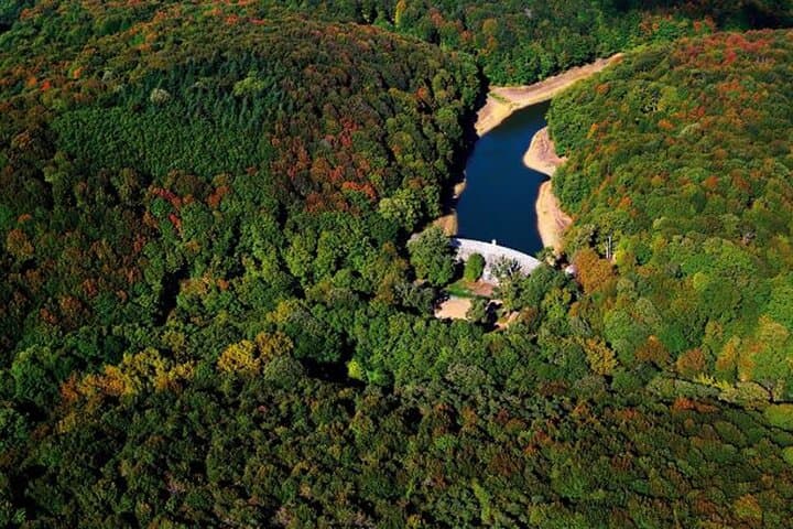 Discover Secret Lakes by Private Hiking Tour (w/Lunch, Transfers)