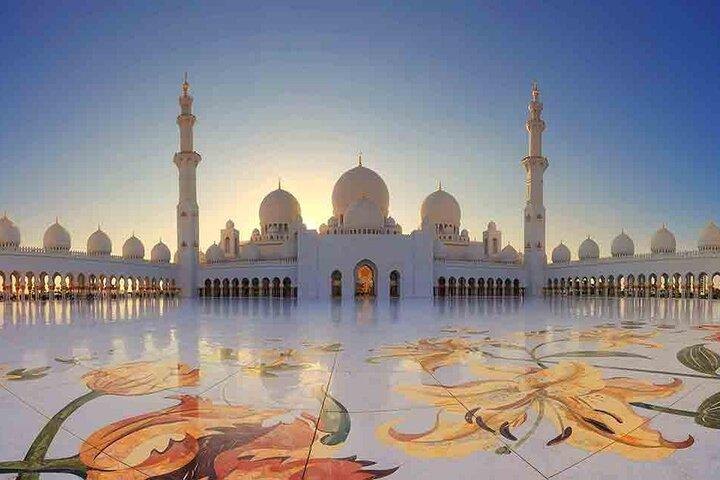 Half-Day Grand Mosque Tour from Dubai with a guide