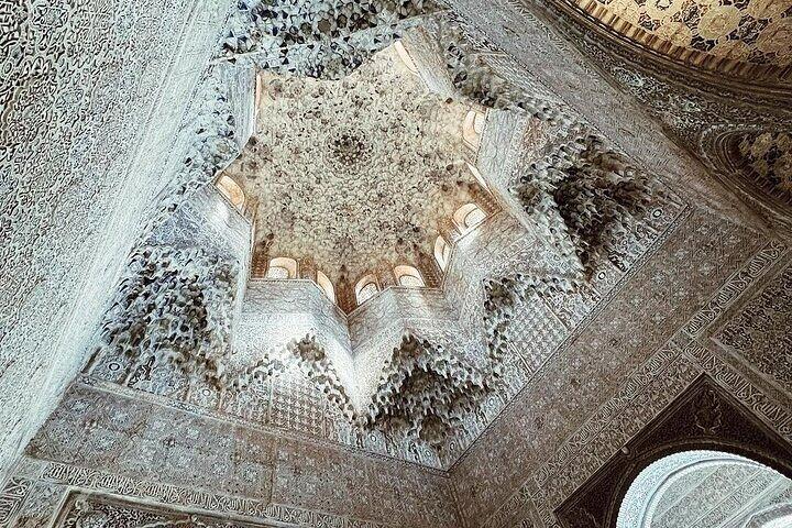 Alhambra Experience – Explore Nasrid Palaces & Generalife Gardens