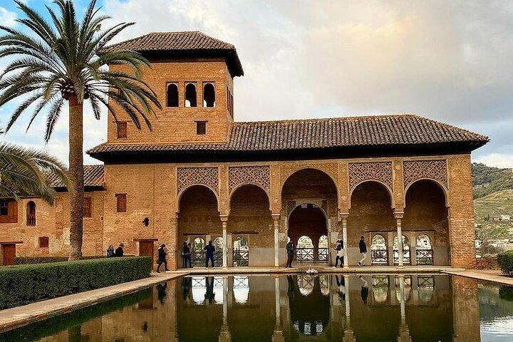 Alhambra Experience – Explore Nasrid Palaces & Generalife Gardens