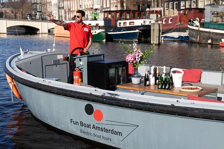 Amsterdam: Guided City Centre Canal Cruise with Dutch Pancakes
