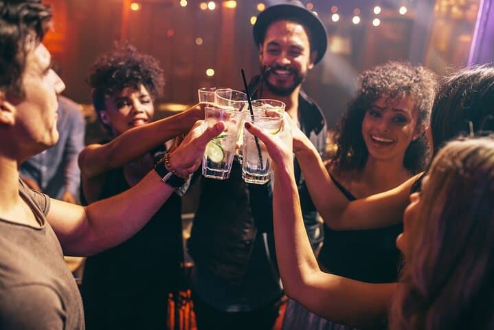 Private Hamburg Nightlife Tour: Shots & Club Entry
