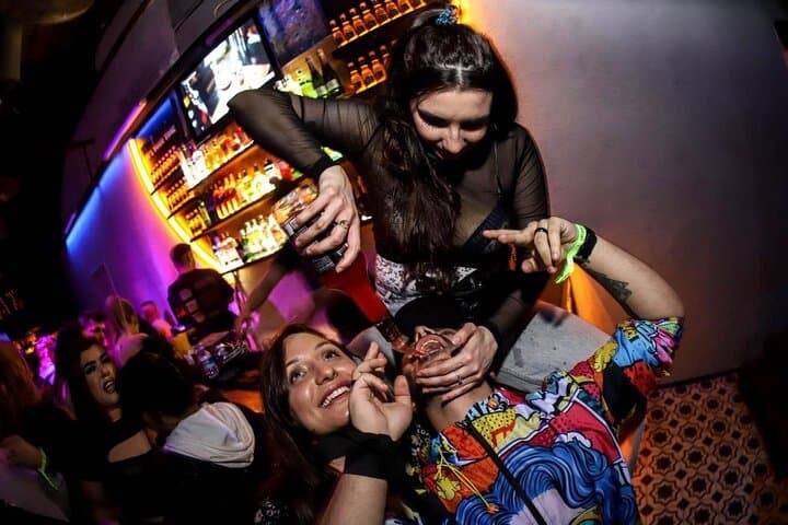 Istanbul Party Pub Crawl with Party Bus in Sultanahmet and Taksim
