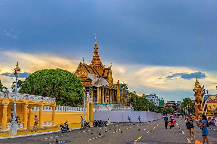 Koh Dach Silk Island and Phnom Penh Full Day Private Tour