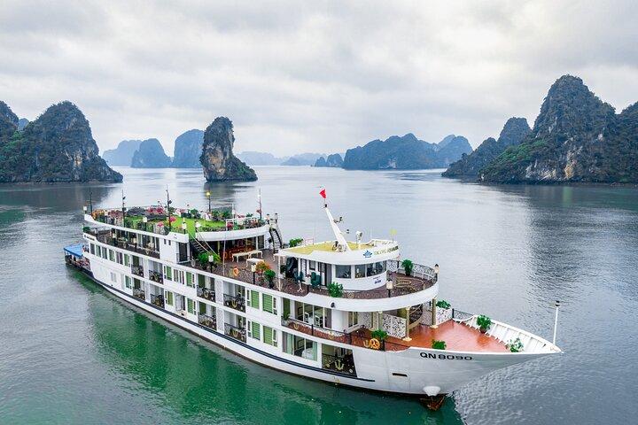 Halong Bay Overnight Cruise from Hanoi: Swim,Cave,Kayak & Meals