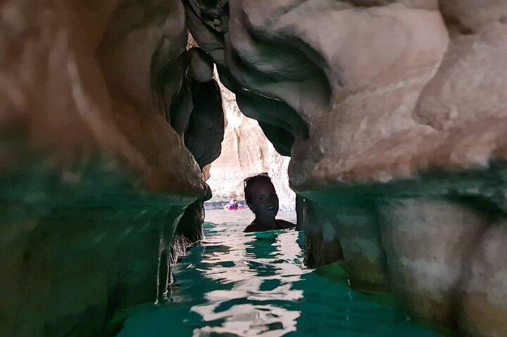 Private Tour Wadi Shab & Sinkhole, Fins Beach Tour – Swim & Hike