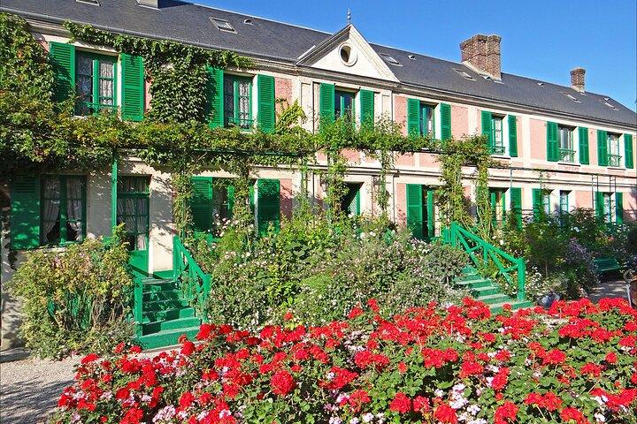 Private Transfer From Paris to Bayeux & Caen with stop in Giverny