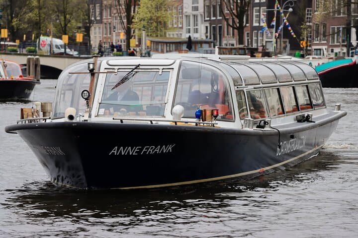Amsterdam Live Guided Sightseeing Canal Cruise