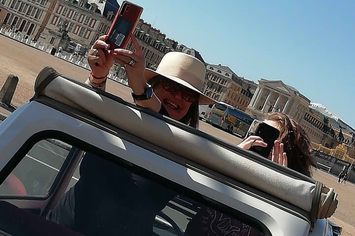 Private 1 hour tour of Versailles in a Vintage Car (2CV)