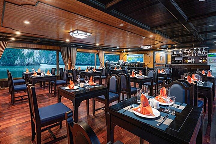 Lan Ha Bay Overnight Cruise with Kayaking, Tai Chi, Swimming,...
