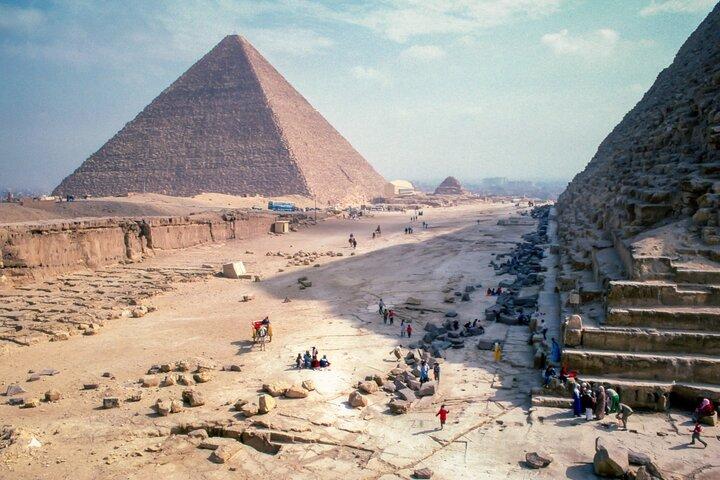 Pyramids & Museum: Private Tour of Cairo's Treasures
