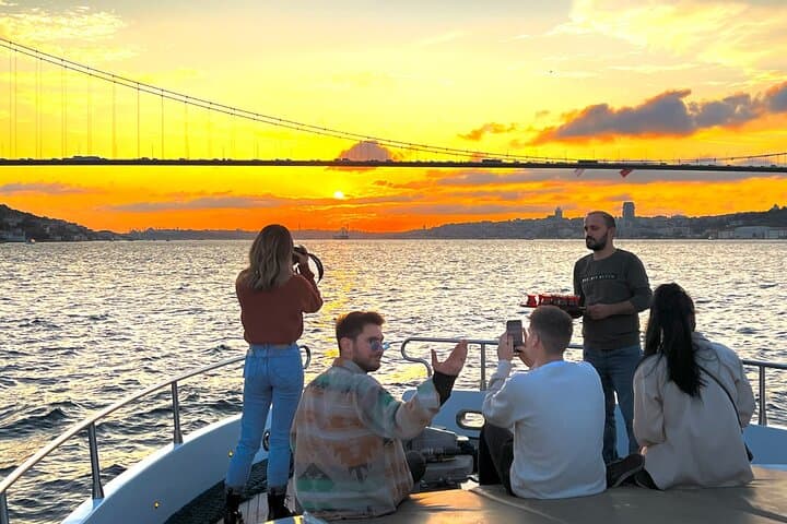 Sunset or Daytime Istanbul Luxury Yacht Cruise with Snacks
