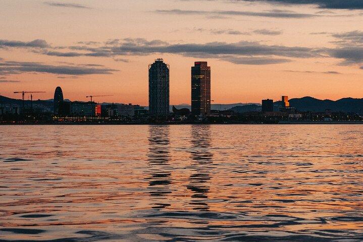 Sunset Sailing Cruise in Barcelona led by Young & Local Captain
