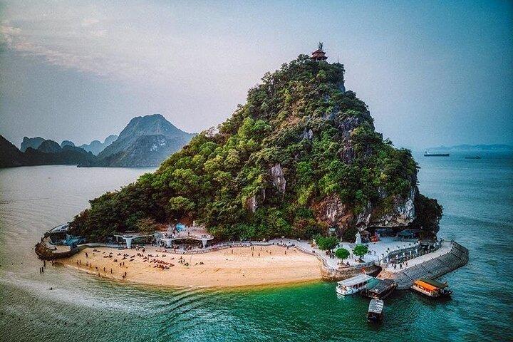 HaLong Bay Day Cruise with Kayaking, Swimming, Hiking and Lunch