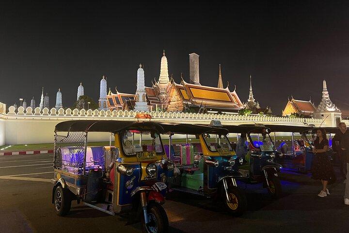 Tuk-tuk Private Tour in Bangkok by Night with Chinatown meal