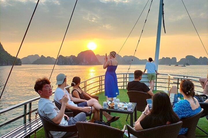Hanoi: Ha Long Bay 5-Star Day Cruise with Jacuzzi, Lunch, Party