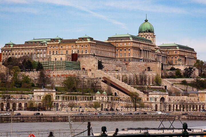 Budapest Sightseeing with Drink Included