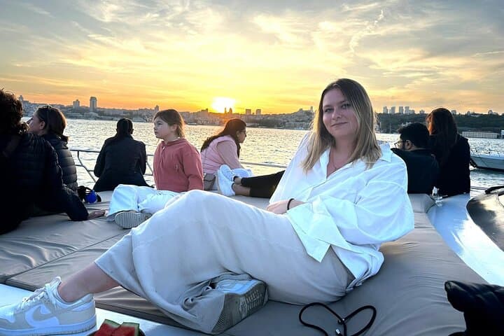Sunset or Daytime Istanbul Luxury Yacht Cruise with Snacks