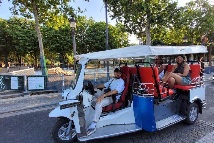 Paris with a Tuk Tuk - Private 2-Hour TukTuk Tour
