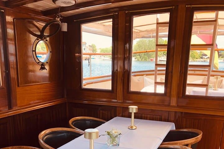 Berlin Boot Sightseeing Tour on Electric Private Yacht
