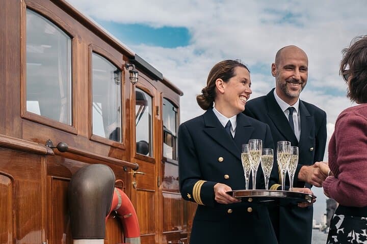 Berlin Boot Sightseeing Tour on Electric Private Yacht