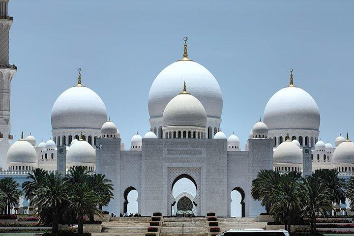 Guided City Tour of Abu Dhabi with Sheikh Zayed Mosque