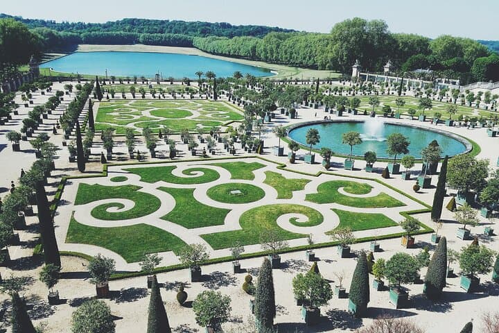 Paris Versailles Guided Tour with Gardens & Trianon Access