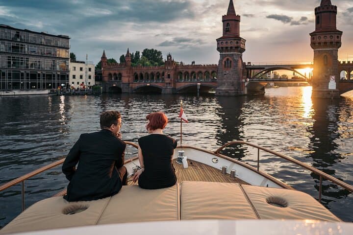 Evening aperitif tour aboard the motor yacht Fitzgerald