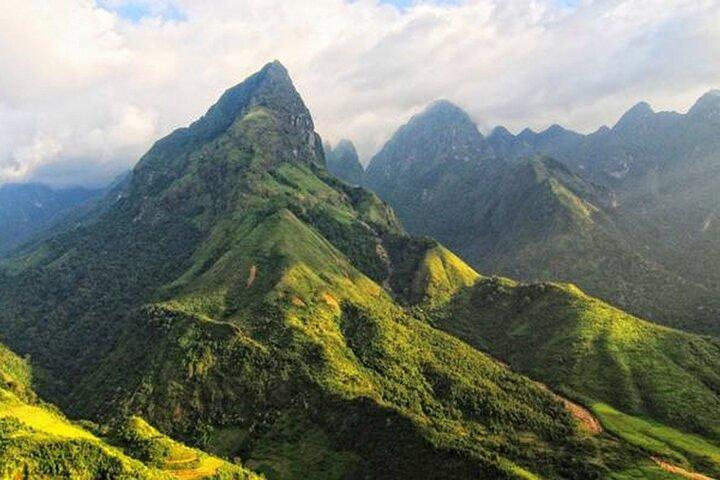 Hanoi to Fansipan Peak 2-Day Bus Tour plus Lodging, Meals &Pickup