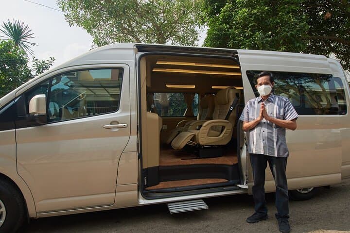 Hong Kong Airport (HKG) to Hong Kong -Round-Trip Private Transfer