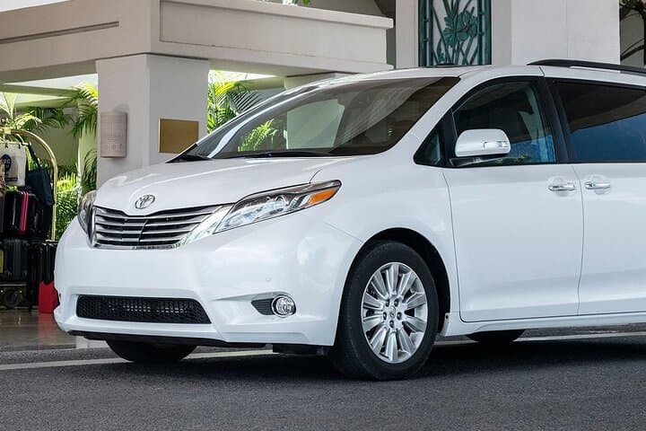 Hong Kong Airport (HKG) to Hong Kong -Round-Trip Private Transfer