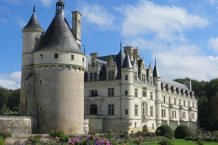Loire Valley Castles Guided Tour with Transportation