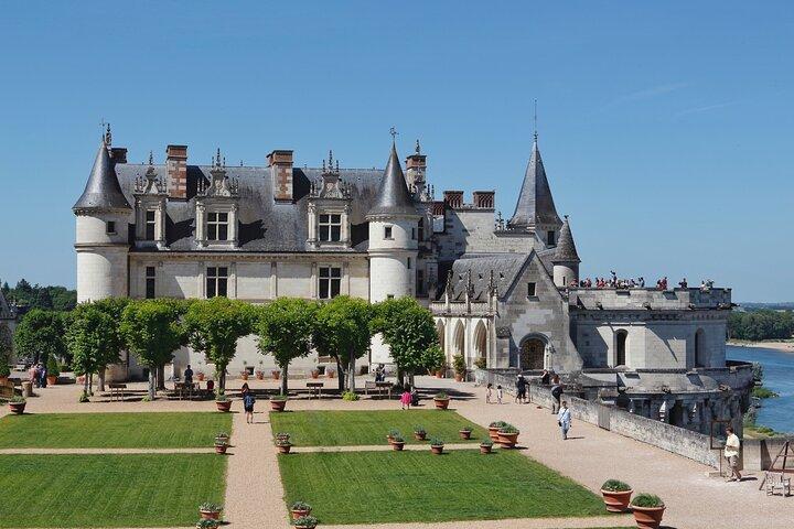Loire Valley Castles Guided Tour with Transportation