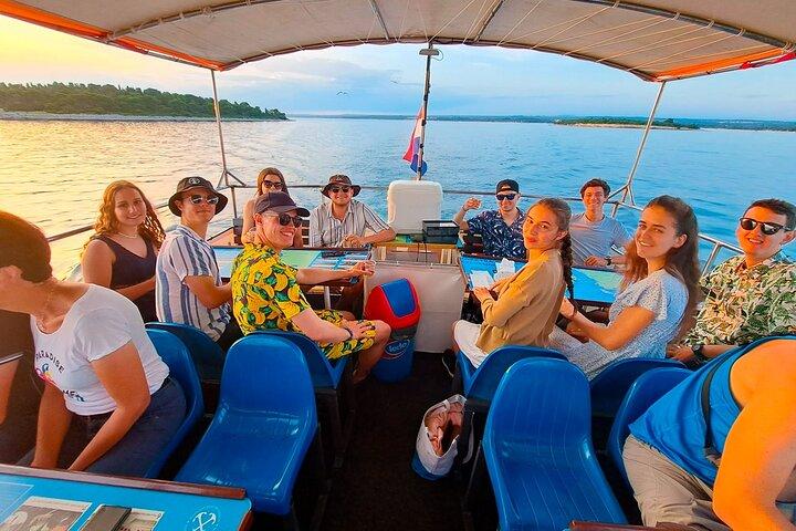 Stop on Island & National Park Day Cruise with Lunch Drinks