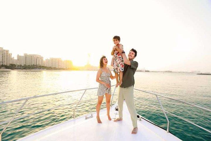 2-hours Shared Yacht Tour in Dubai Marina With Food and Drinks